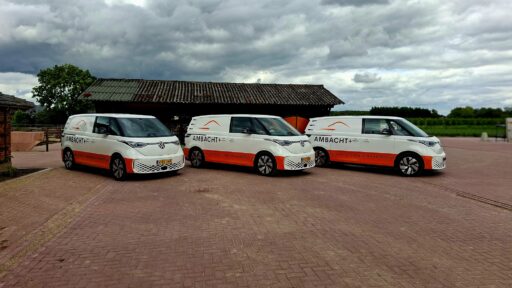 Met een volledig elektrisch wagenpark rijden we bij Ambacht+ van project naar project, schoner en stiller. Een bewuste keuze die past bij onze manier van ondernemen.